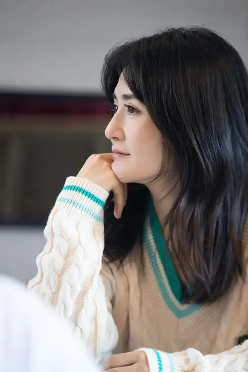 原创谢娜扮嫩真是有一套穿上针织的衣服还玩撕裂风还挺可爱的