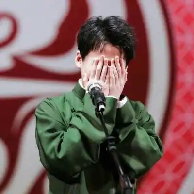 郭麒麟 绿色大褂 捂脸 头像