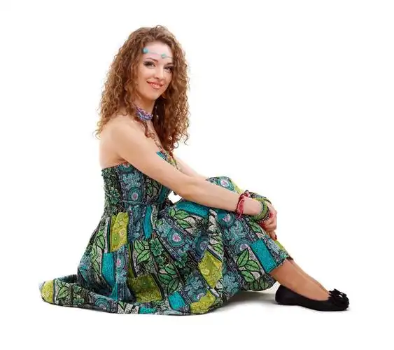 快乐嬉皮女孩坐在地上