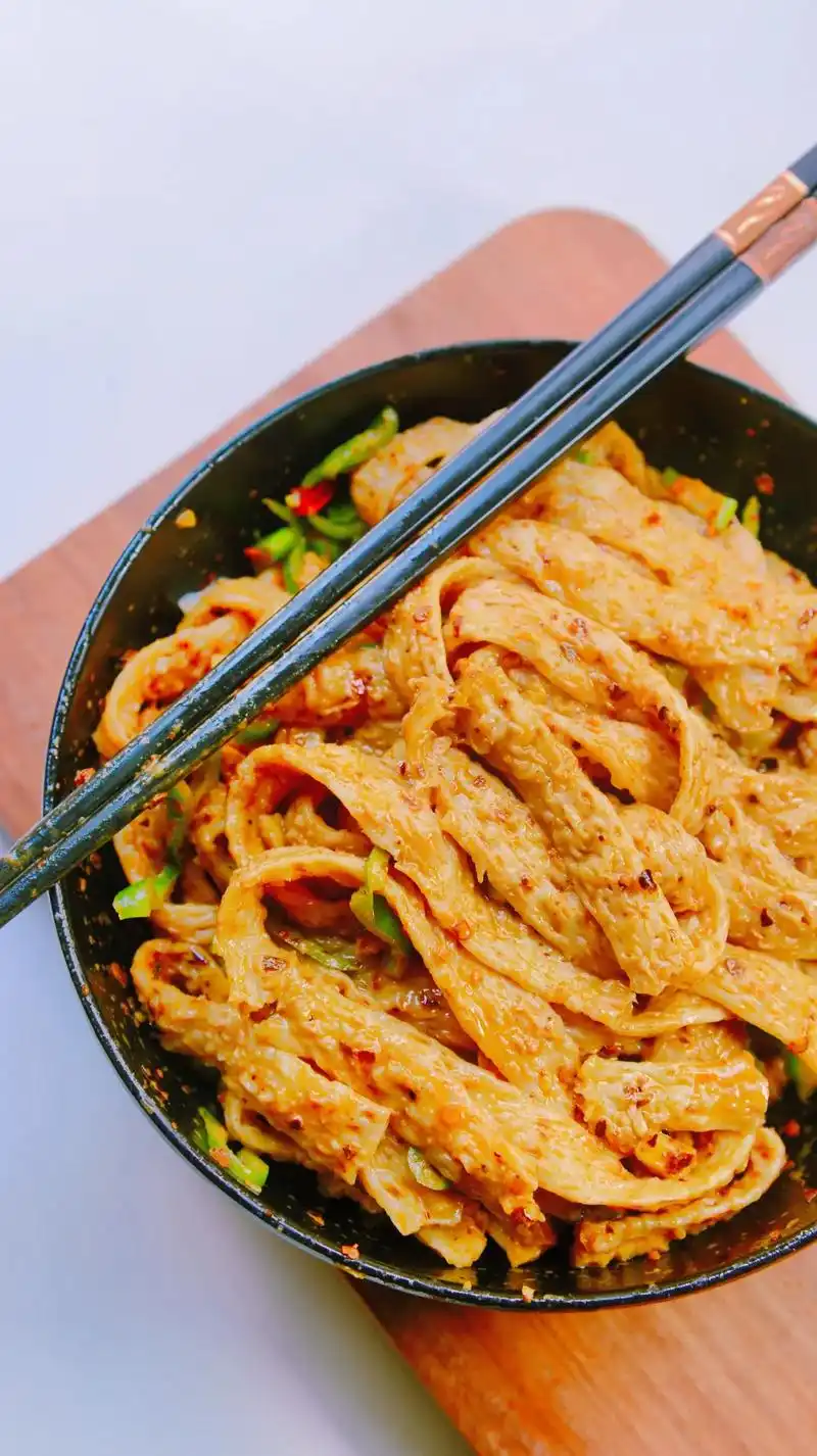 麻辣酸甜的牛筋面来啦.十分钟泡好面,加上麻辣酸甜的酱料,一口 - 抖音