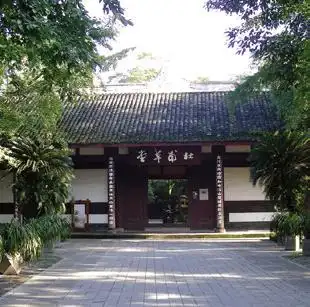 杜甫草堂其中最具特色的是八卦亭和三清殿斗姆殿,唐王殿,紫荆台等八卦