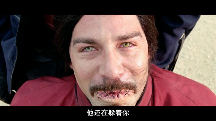 电影刚开始好像有几个杀手,脸涂成白色,然后嘴巴是缝起来的,专门杀人