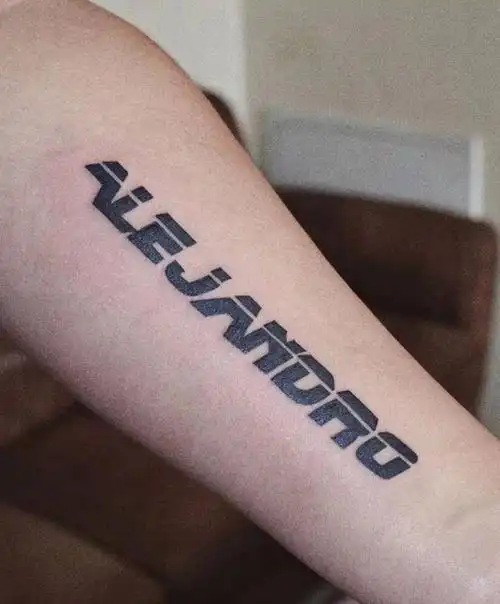 字母图腾纹身图片_手臂图腾花体字纹身图案