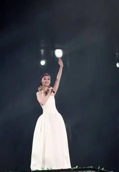 杨千嬅全新巡演广州首秀 万人合唱《少女的祈祷》