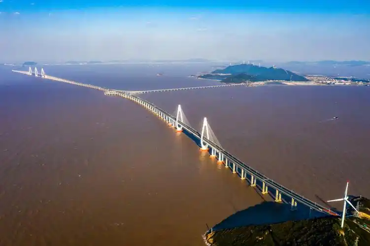 经舟岱大桥只须10几分钟就可直达定海,再从舟山跨海大桥