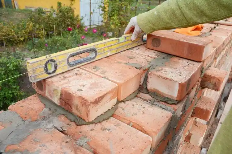 正在砌砖墙的工人