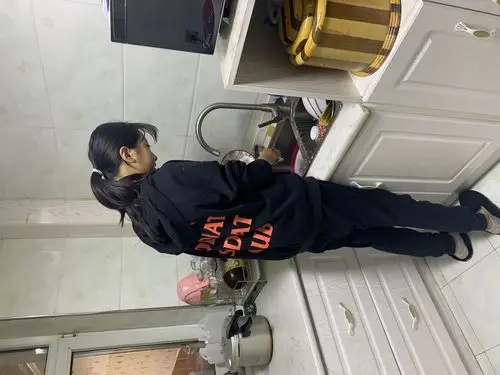 妈妈平时做家务活很累,所以帮忙多做一些家务,让她好好休息一下.