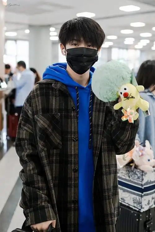 姐妹们 想看顺毛戴口罩帅哥的图!