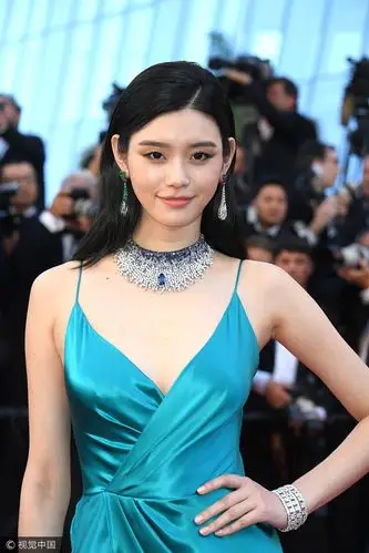 超模奚梦瑶穿蓝裙撩腿走光显得很兴奋