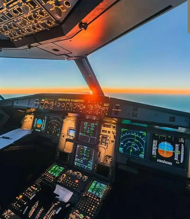 在驾驶舱看月升日落7615.