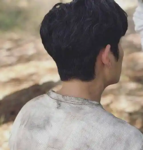 朱一龙背影集:一张照片一个故事,小笼包都知道!_龙的_龙龙_角色