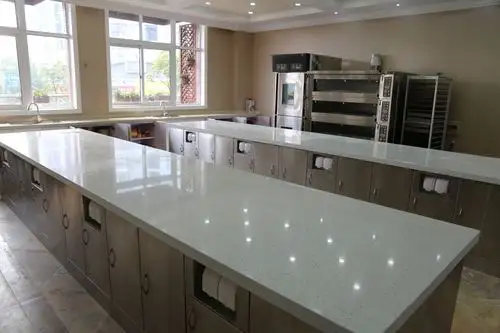 大气,上档次,无论是店面的装修还是烘焙工作室的卫生环境都是相当的