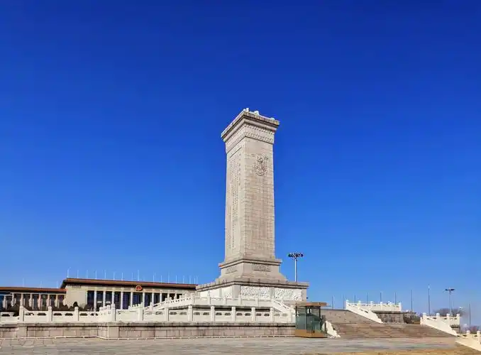 天安门广场位于北京市市中心,是世界上最大的城市广场,可容纳100万人