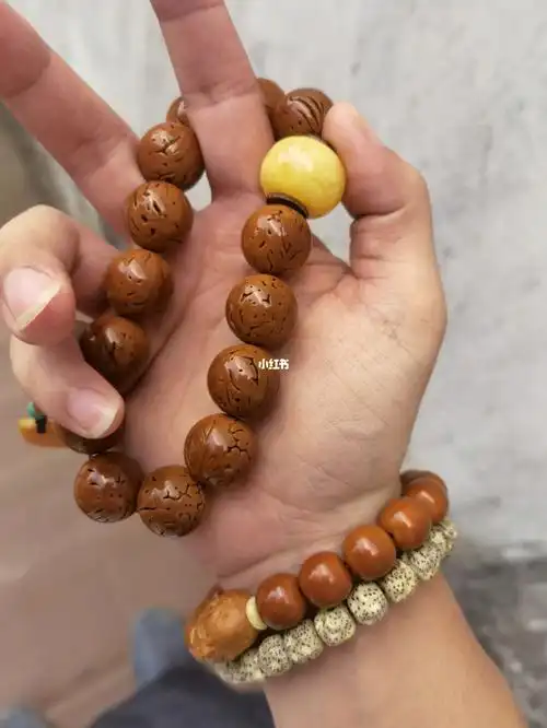 圆润滴龙纹桃核光珠