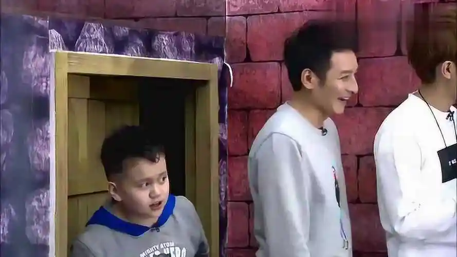 疯狂的麦咭悬崖密室探险才刚开始杨紫就紧紧挽着张一山不敢松手