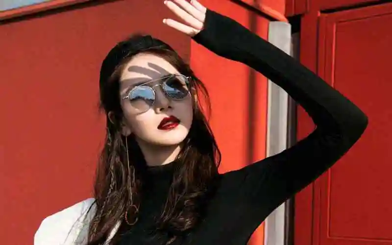 戚薇图片_戚薇短发图片_戚薇写真_戚薇剧照_戚薇桌面壁纸 - 桌面天下