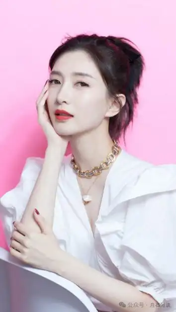 37岁江疏影酒店健身晒照,素颜雀斑显眼,精致锁骨引人注目_生活_照片