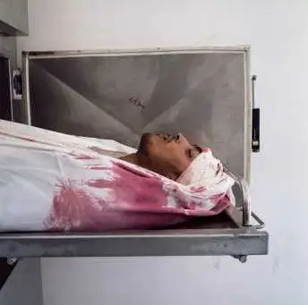 图文:加沙停尸房内死于狙击手枪下的尸体(新闻人物类单幅一等奖)