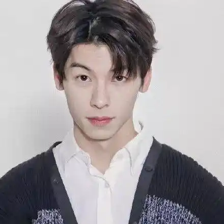 事实确实如此,天生  "微笑唇"让他看起来更加平易近人,惹人心动.