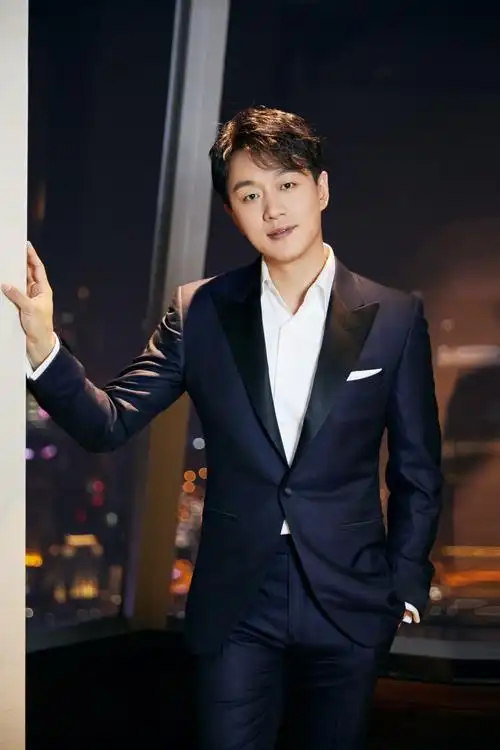 佟大为黑礼服帅气亮相活动冻龄颜值诠释逆生长