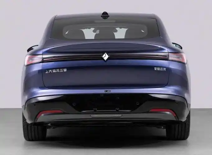 五菱宝骏全新中大型轿车曝光,定名为云光,车长5005mm,两种动力
