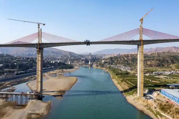 沿江高速钒钛高新区大桥主桥合龙系四川第一高墩矮塔斜拉桥