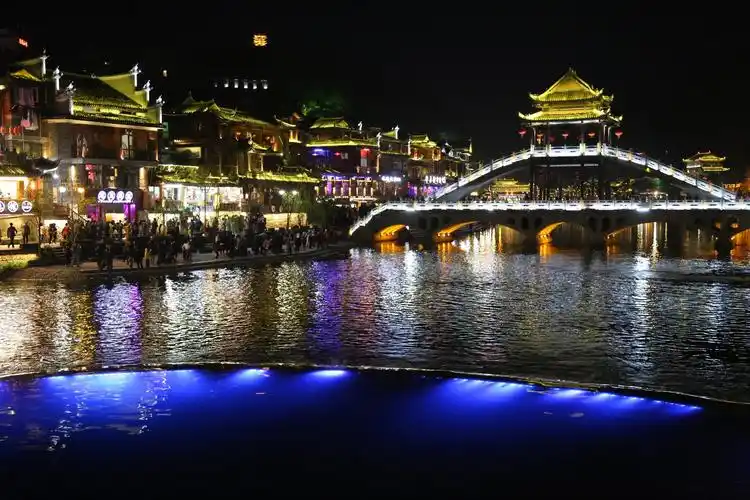 沱江两岸灯火通明 夜景如画