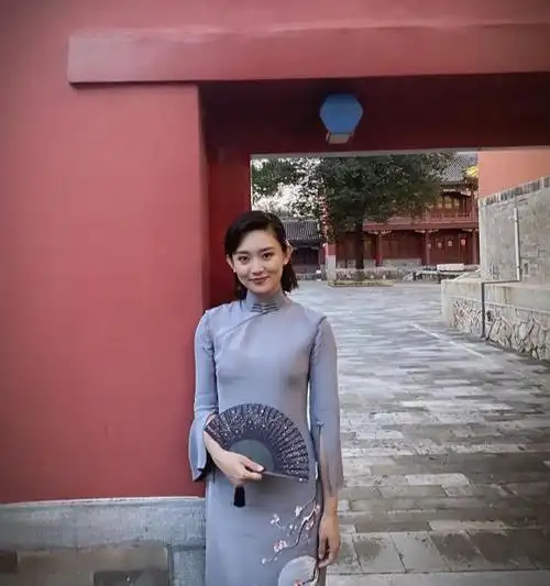 在真正秀起身材后,会发现李七月的身材给人肉感刚刚好的效果,一袭u领