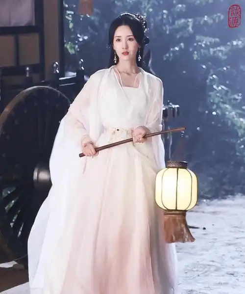 因美貌出圈,因为她之前被困在了横店,然后就成为了许多剧里的白月光