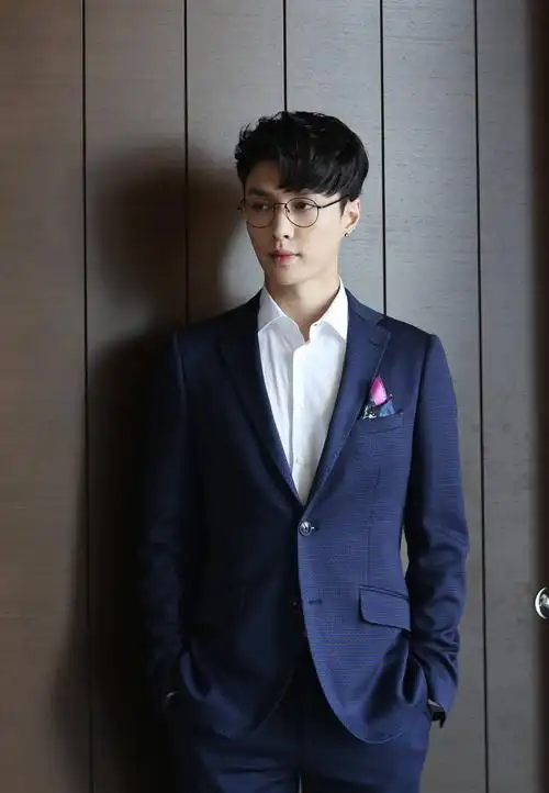 张艺兴lay老绵羊西装发型眼镜帅气精