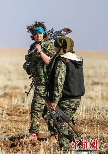 库尔德武装女兵参加训练 重机枪火箭筒全会用