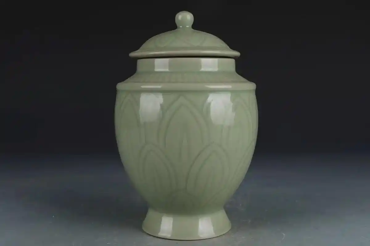 宋-越窑秘色瓷刻莲辨茶叶罐 高度18cm,口径8cm,肚径1 - 抖音