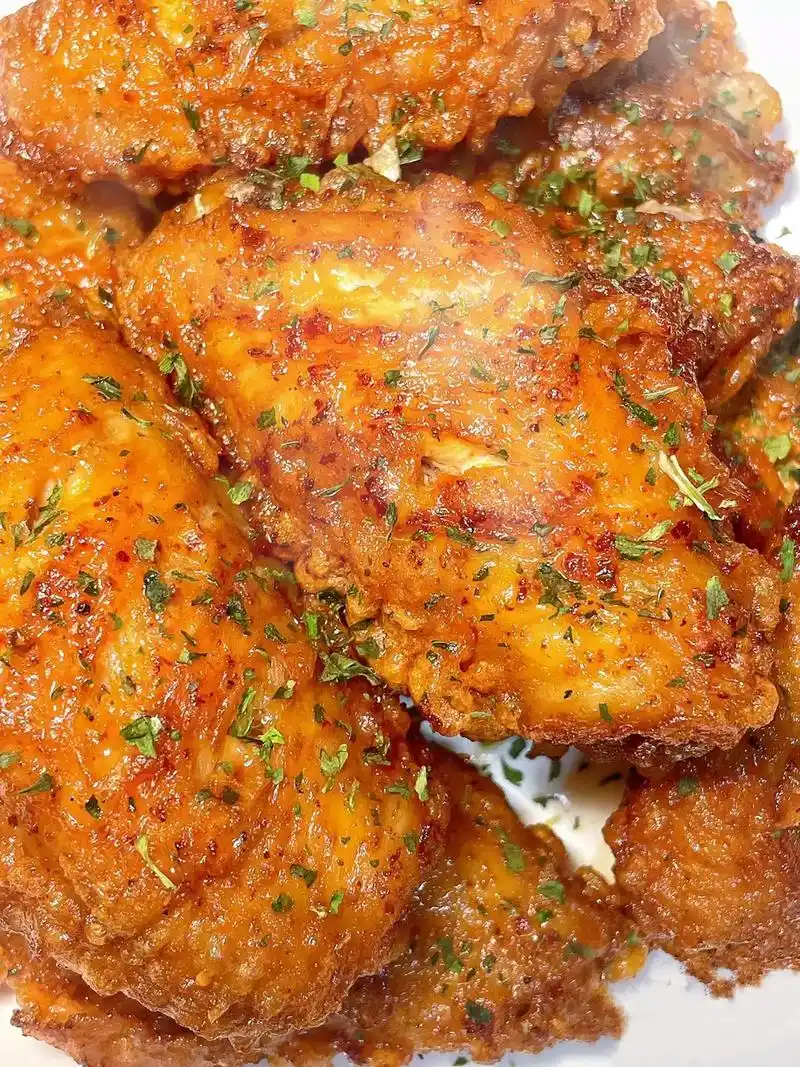 家常炸鸡翅.黄昏来临时,骑着电动车返回,这时街上的路人渐渐多 - 抖音