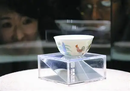 明成化斗彩鸡缸杯今亮相龙美术馆 曾拍出2.8亿