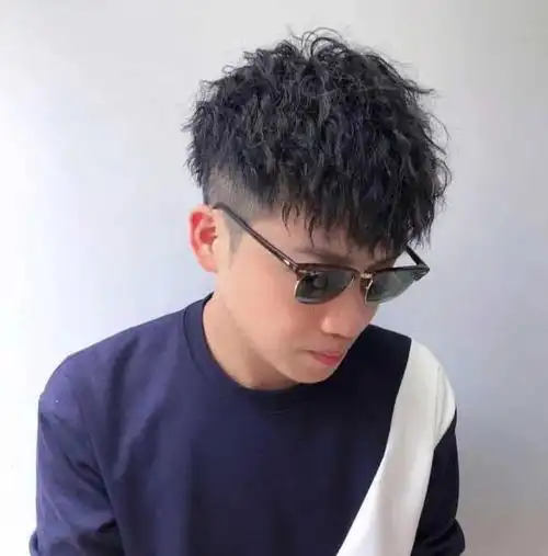 想要烫头发的男生,锡纸烫可以尝试看看哦,时尚个性的小卷烫发发型