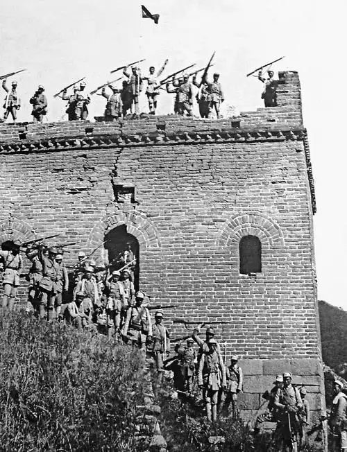 战士们在内长城烽火台上欢呼胜利