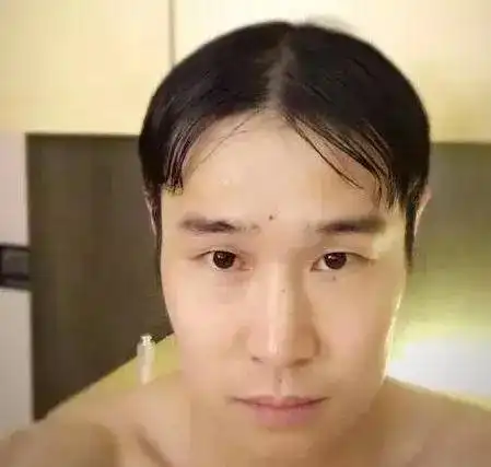 同样是留中分,小沈阳就搞笑了,网友评论:以前的汉奸不都是这种发型吗?