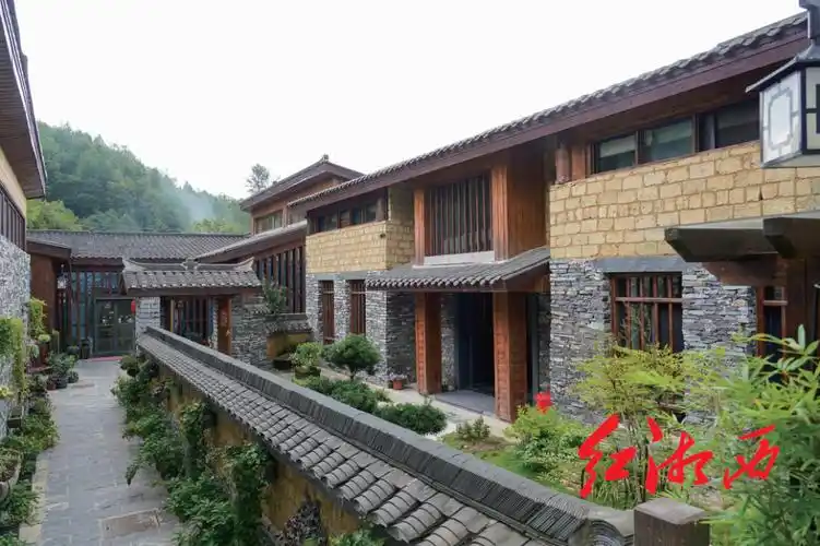 文旅周刊凤栖山居碧水花村一夜星