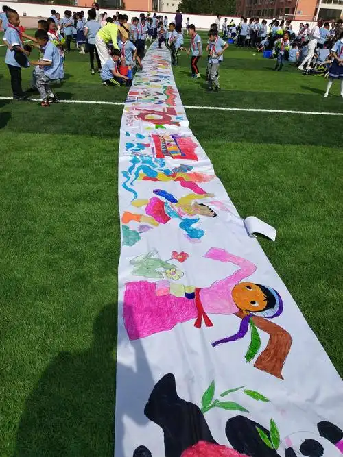 百米画卷绘童心 共筑七彩中国梦----牛头崖小学百米长卷绘画活动