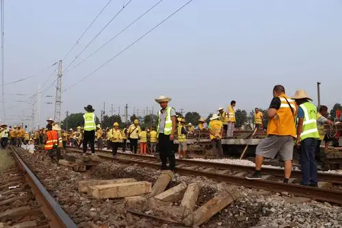 蒙华铁路铺架一工区岳阳北站天窗封锁90分钟施工完毕顺利开通