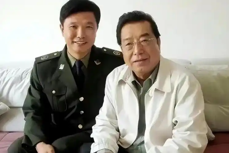 李双江大儿子李贺从未得到过父爱如今不计前嫌孝顺父亲和继母