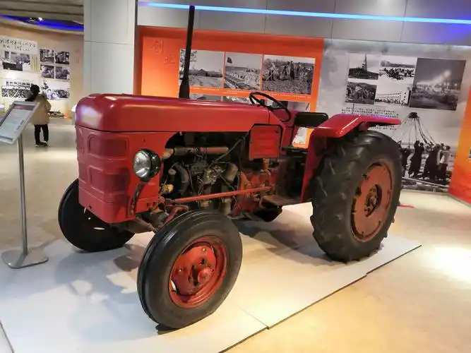 上世纪60年代中国一拖根据广大农村需求而研发的东方红404拖拉机