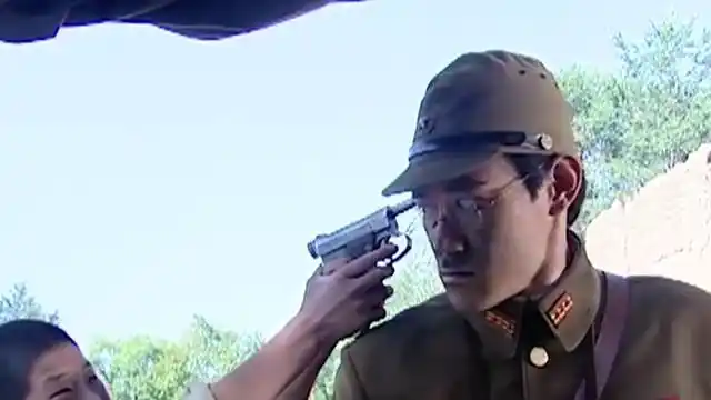 小兵张嘎:嘎子木头疙瘩智斗斋藤,机枪扫射吓得尿裤子,太逗了