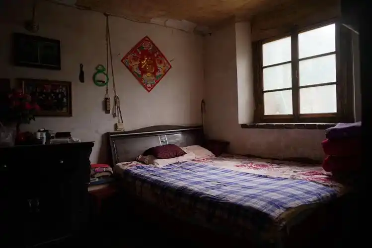 零下5度寒冬天7旬农村老人吃肉喝酒言说儿子赚了3百万