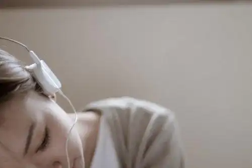 戴耳机的女生唯美图片好看的女生意境图片