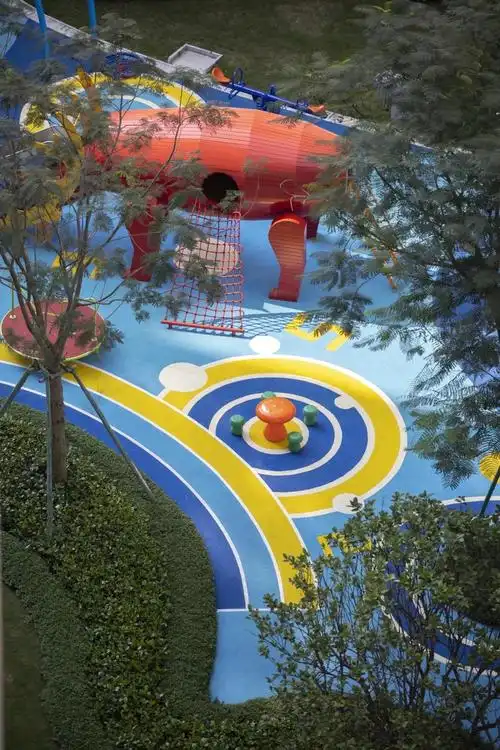 设计在儿童活动场地植入"星座元素"将铺装与绿化穿插融合,连接成一个