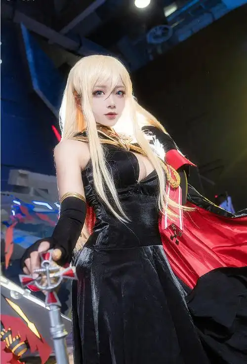 碧蓝航线cos场照:长发御姐——晚礼服俾斯麦,女王气质尽显