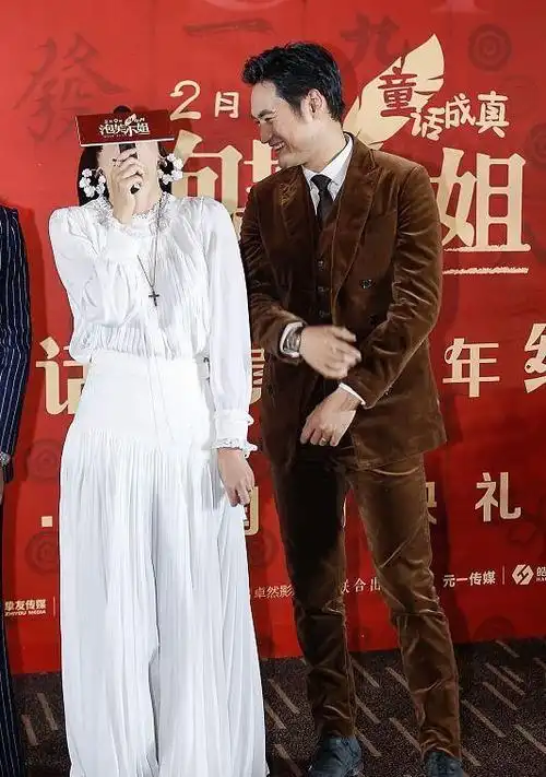 张歆艺与小两岁的老公站一起甜蜜比心好恩爱一袭白裙太优雅