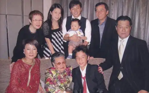 她两次婚姻三个儿子,个个姓不同均为圈内大碗,小儿子竟老来得女