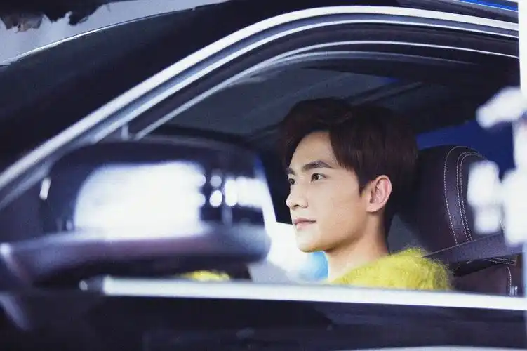 桌面壁纸 明星图片 > 正文  本文 帅气男星杨洋桌面锁屏_迷妹们的男神